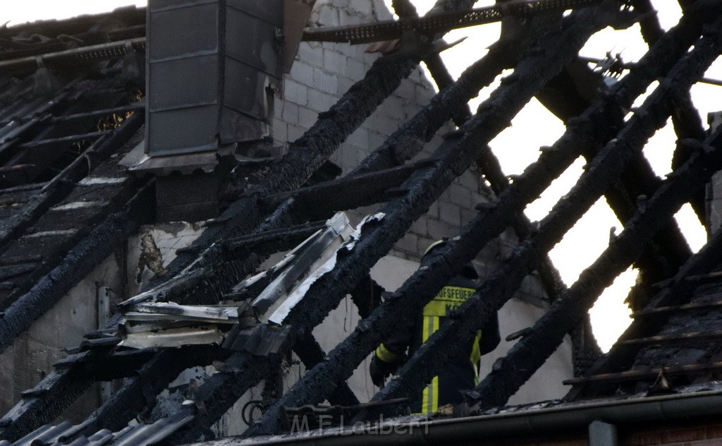 Feuer 2 Vollbrand Reihenhaus Roggendorf Berrischstr P173.JPG - Miklos Laubert